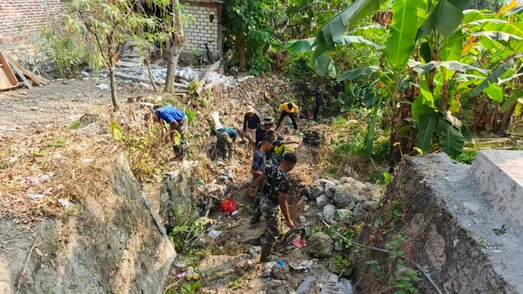 Sinergi Antara TNI dan Warga, Satgas TMMD 129 Laksanakan Pembersihan Irigasi