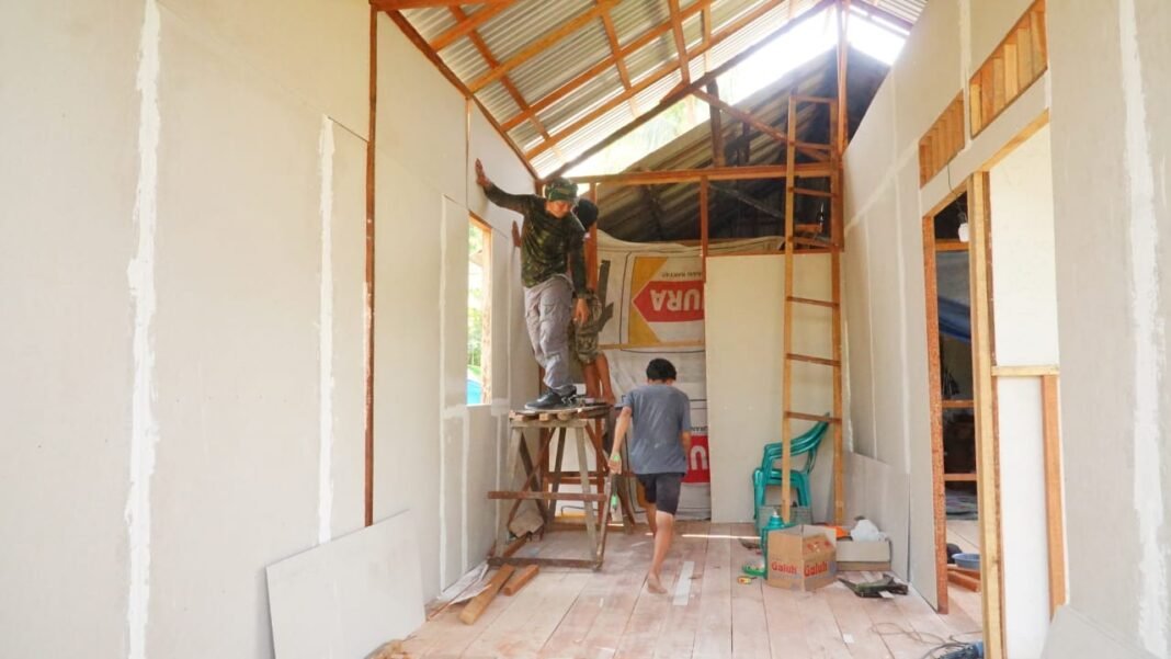 Kebersamaan Satgas TMMD dan Masyarakat untuk Rumah yang Lebih Baik