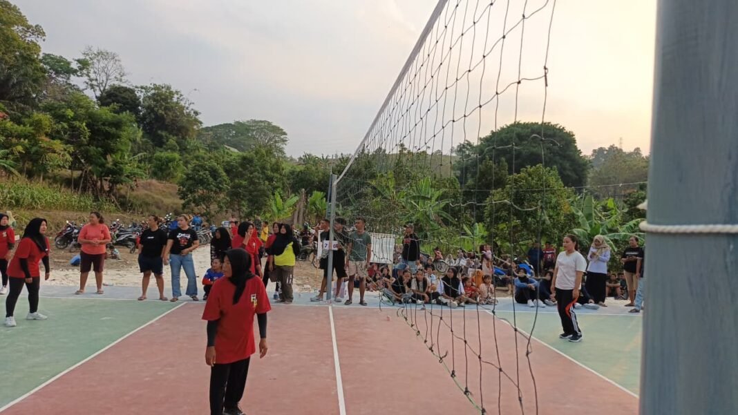 Bermain Voli di Lapangan Baru Desa Tlemang, Emak-Emak dan Gadis Desa Bersatu