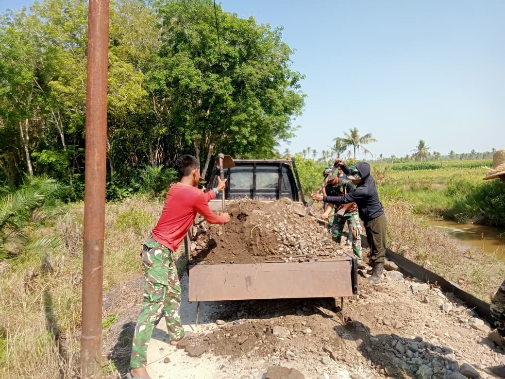 Kerjasama Sinergis Satgas TMMD dan Masyarakat dalam Pengembangan Jalan Desa