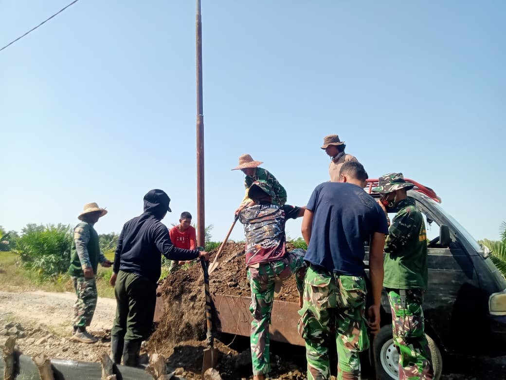 Pembangunan Infrastruktur Jalan Desa Melalui Gotong Royong Satgas dan Komunitas