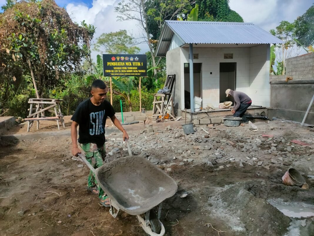 Tingkatkan Kesehatan Lingkungan, Satgas TMMD Kodim 1626/Bangli Bangun MCK di Sekardadi