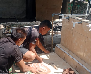 Pemasangan Keramik di Sumur Bor Deniang: Upaya TMMD untuk Lingkungan Bersih