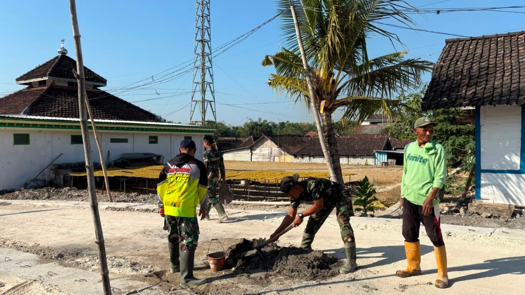 Kegiatan Pembangunan Drainase oleh Satgas TMMD Bersama Warga Krebet