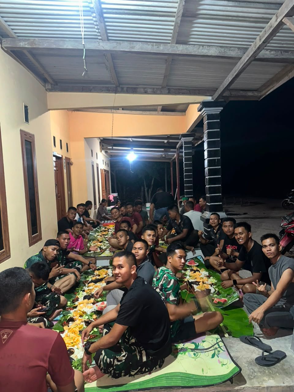 Kebersamaan Satgas TMMD dengan Masyarakat Deniang di Malam Hari