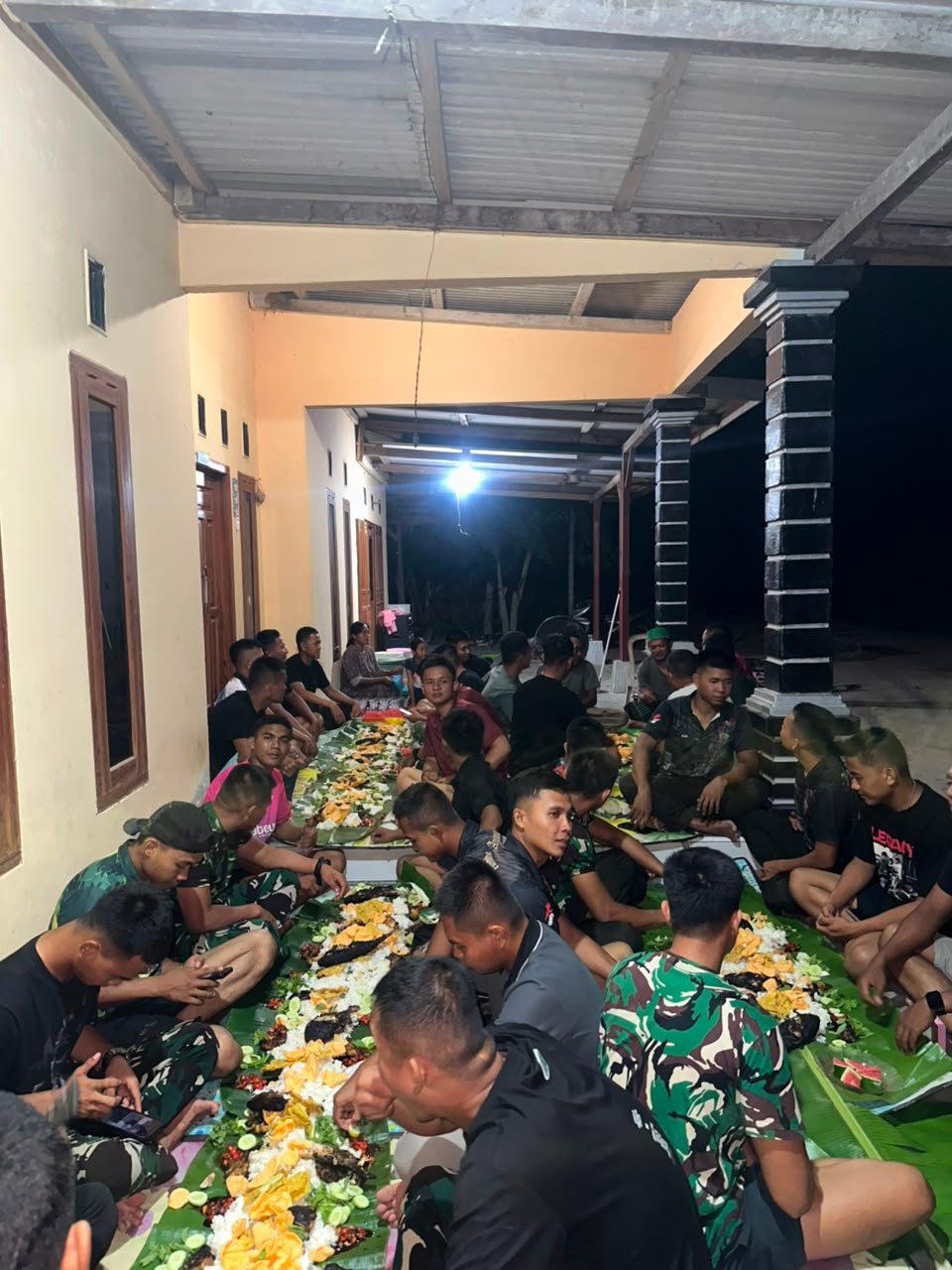 Singkat Cerita, Bakar-Bakar Menguatkan Kemanunggalan TNI dan Rakyat di TMMD Ke-129