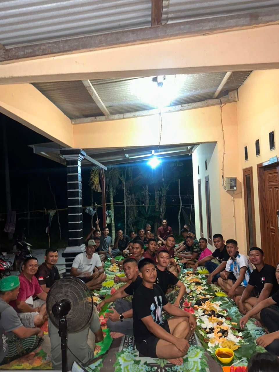 Berbagi Momen Indah, Satgas TMMD dan Warga Deniang Saling Bertukar Hidangan