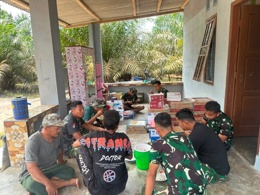 Kebersamaan di Deniang: Satgas TMMD 129 Kodim Bangka Nikmati Makan Siang Bersama Warga