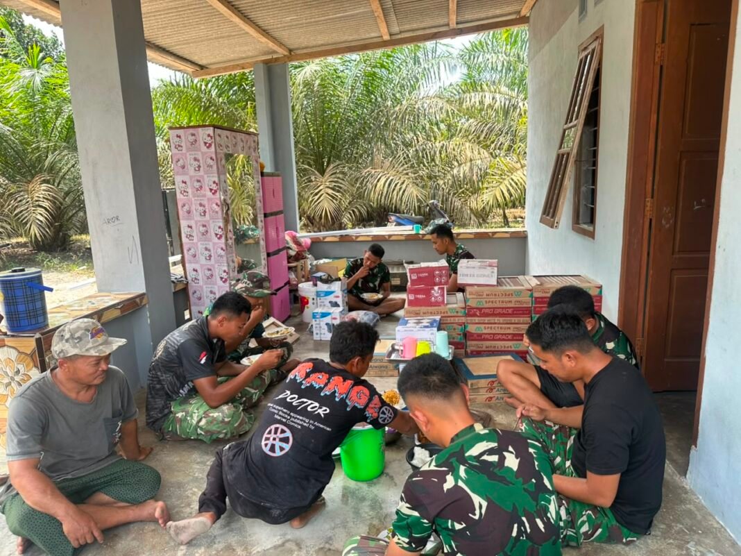 Interaksi Hangat Satgas TMMD 129 Kodim Bangka dan Pemilik RTLH