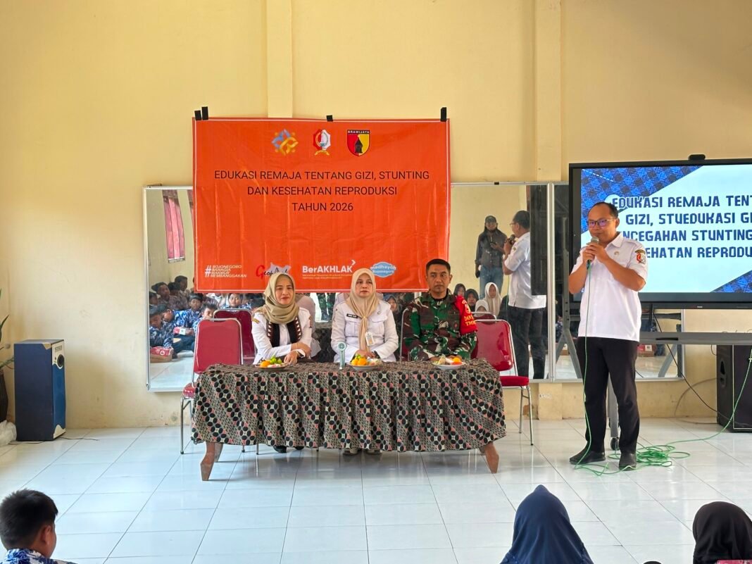 Kegiatan Edukasi Kesehatan Remaja di SMP 1 Atap TMMD Ke-129