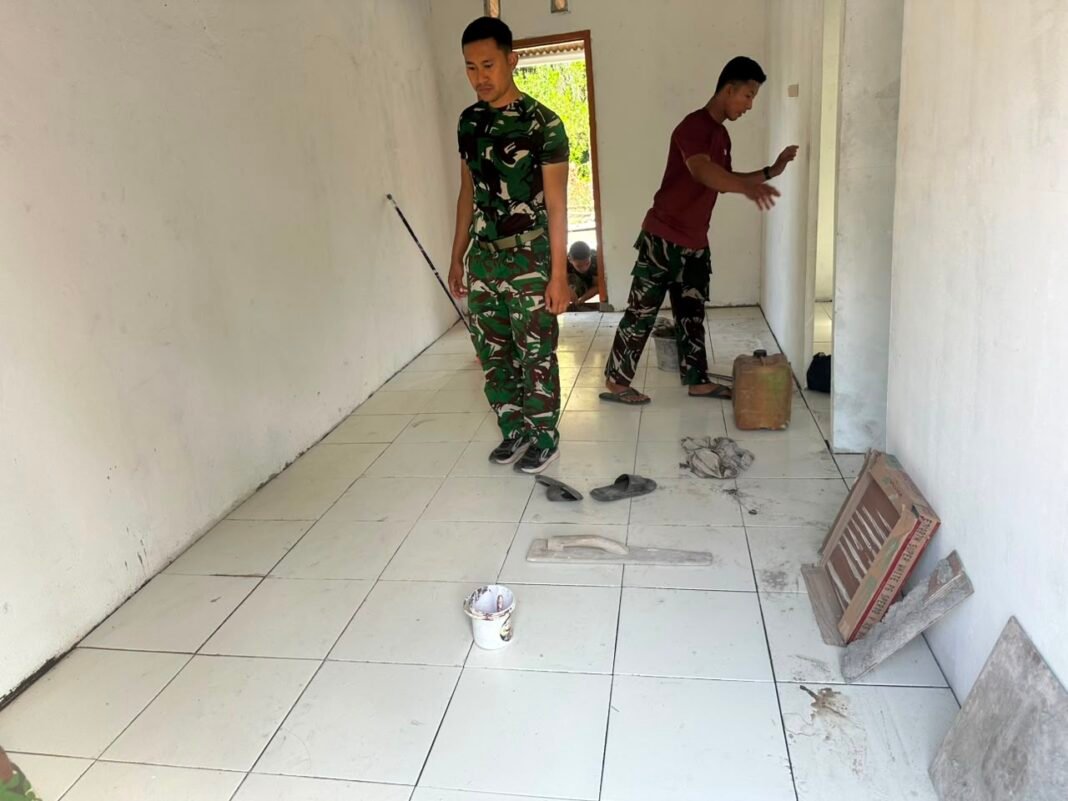 Konstruksi Rumah Ibu Rodiah Berlanjut, Pemasangan Lantai Rampung