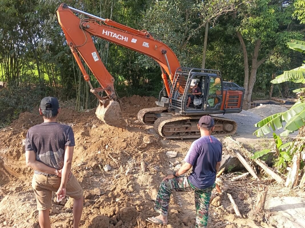 Babinsa Desa Abokongan Bantu Konstruksi Jembatan Sungai Bolalele