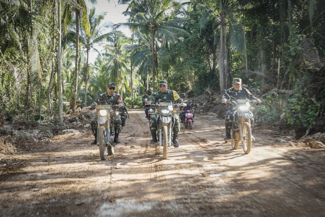Kunjungan Wairjenad ke Pembukaan Jalan TMMD dan Penyaluran Sembako ke Warga Desa