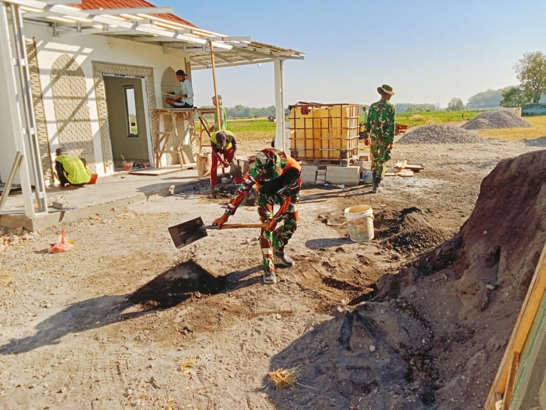 Pembangunan Musala dan MCK oleh Satgas TMMD di Bojonegoro