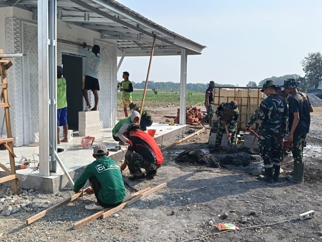 Pembangunan Musala dan MCK Melalui Gotong Royong Satgas TMMD dan Warga