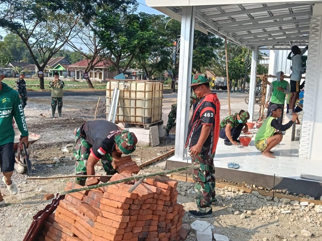 Semangat Kebersamaan dalam Membangun Musala dan MCK di TMMD Ke-129