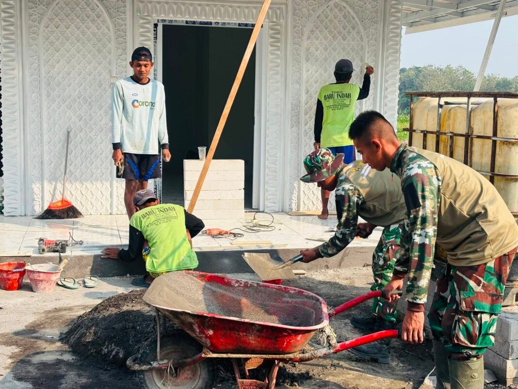 Kegiatan Pengecoran Teras: Penunjang Pembangunan Musala dan Toilet TMMD Ke-129