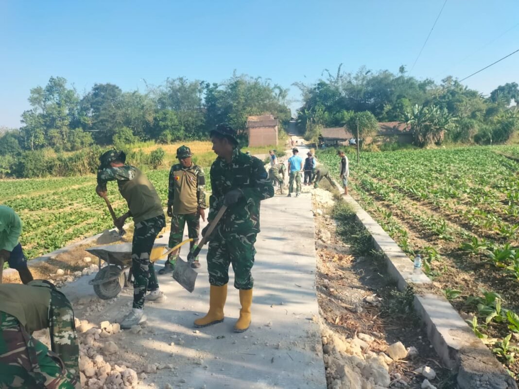 Kolaborasi Satgas TMMD Ke-129 dalam Pembangunan Jalan