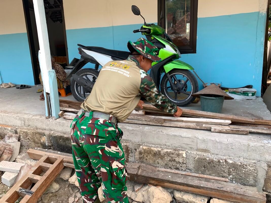 Fokus Kebersihan, Satgas TMMD Kodim 0813/Bojonegoro Bersihkan Sisa Kayu di Lokasi Proyek