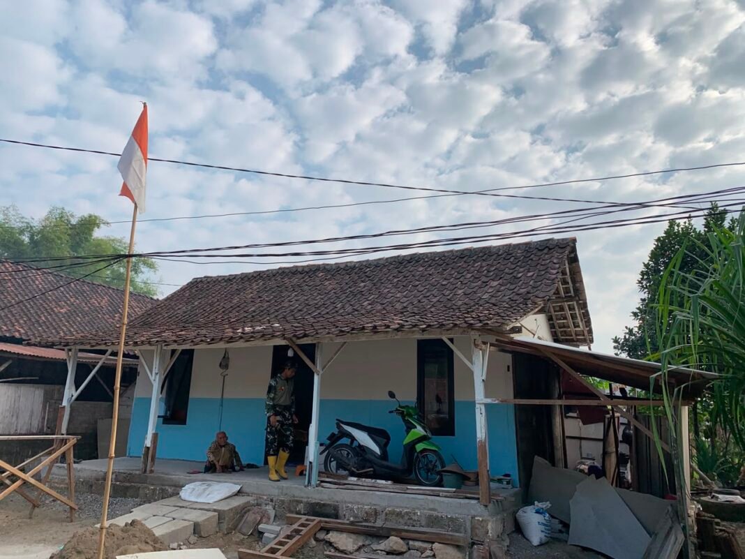 Satgas TMMD Dampingi Proses Pembersihan Sisa Kayu Pembangunan