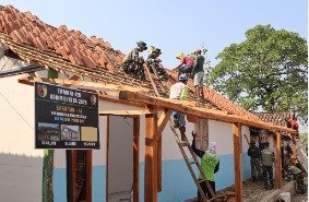 Kebangkitan Semangat Bersama: Pemasangan Genteng Rumah Ibu Tini oleh Satgas TMMD 129