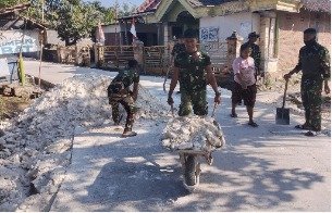 Ketidakpastian Medan Tak Surutkan Semangat Satgas TMMD 129 Bersama Warga Kesongo