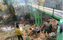 Semangat Gotong Royong di Jembatan Brang Etan