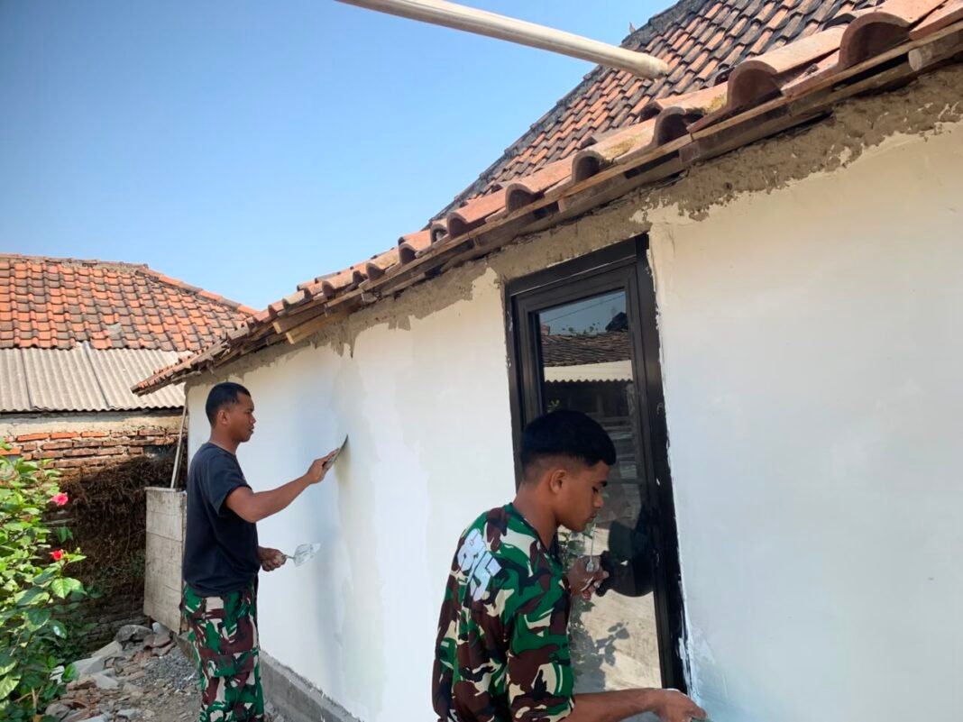 Sentuhan Pengecatan Mengakhiri Renovasi RTLH Bapak Samijan
