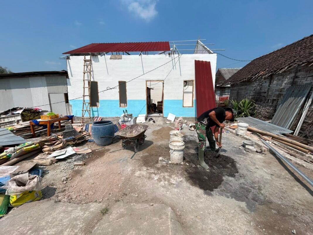Finishing RTLH Bapak Koko Margono Ditandai dengan Pengecatan dan Pemasangan Seng