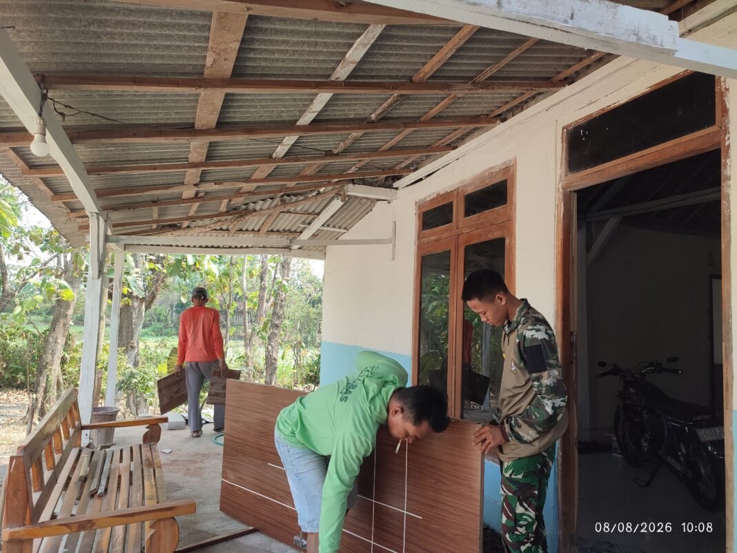 Penyelesaian RTLH Ibu Jasmiati, Satgas TMMD Fokus pada Detail Pemasangan dan Cat