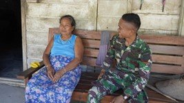 Humanis, Anggota Satgas Sambangi Warga Kesongo Sosialisasikan Program TMMD 129 Bojonegoro