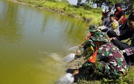 Kegiatan Tabur Benih Ikan di Bojonegoro Perkuat Ketahanan Pangan