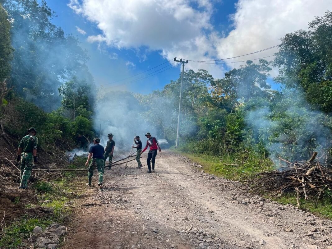 Program TMMD Ke-129: Pembersihan Jalan oleh Satgas Kodim 1407/Bone untuk Infrastruktur yang Lebih Baik