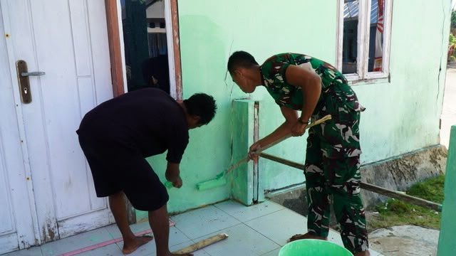 Berkah TMMD: Pengecatan Pustu Desa Polewali Dapatkan Dukungan Satgas