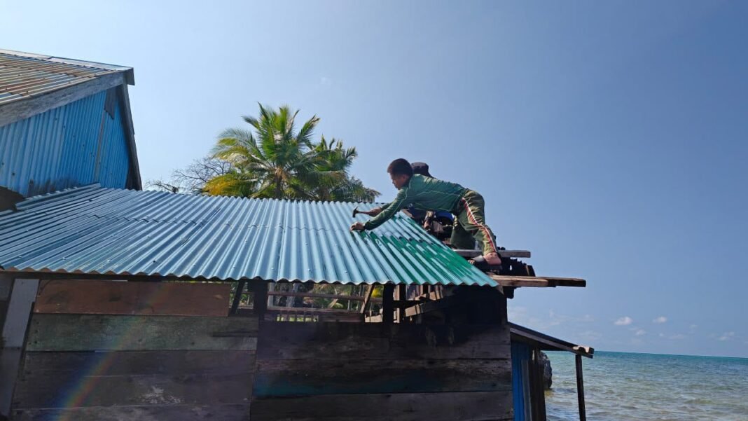 Satgas TMMD: Pemasangan Atap Dapur Warga di Umbele
