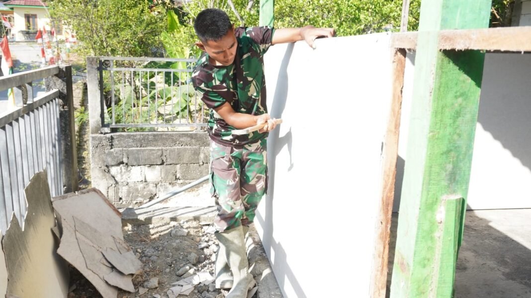 TMMD Ke-129 Kodim 0812/Lamongan: Sentuhan Kasibot dan Kayu Anggota Satgas Baharui Pagar Mushola Desa Tlemang
