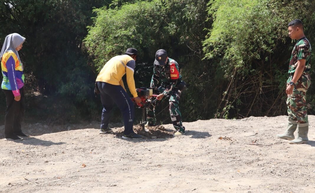 Babinsa Kesongo dan DLH Bojonegoro: Gotong Royong Penanaman Pohon di TMMD 129