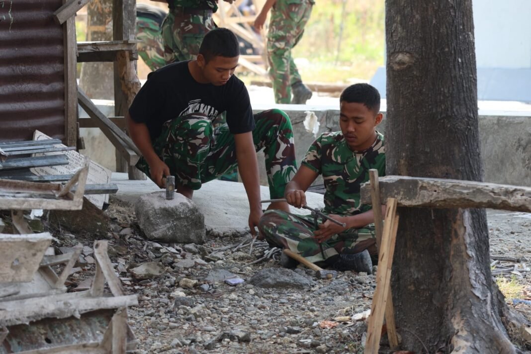 Prahara Pemotongan Besi oleh Anggota Satgas TMMD 129 Kodim 0812 Lamongan untuk Pembangunan Jalan Betonnya