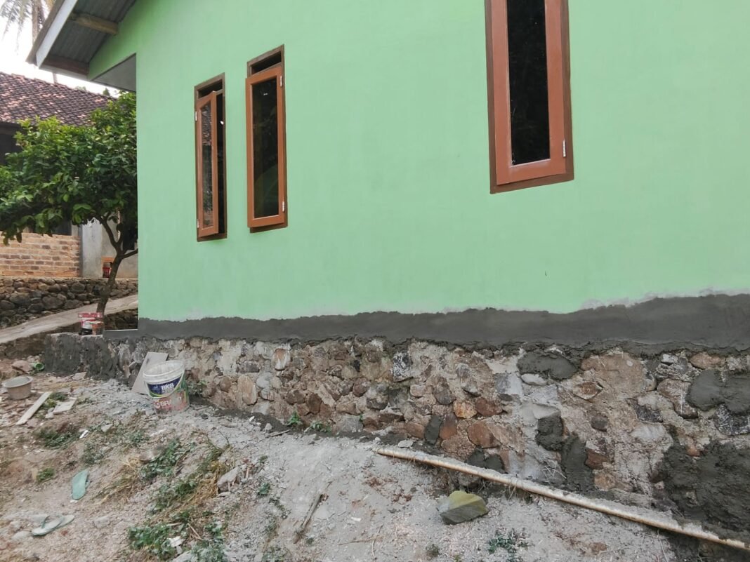 Pemugaran Teras Rumah Bapak Syahrul oleh Satgas TMMD