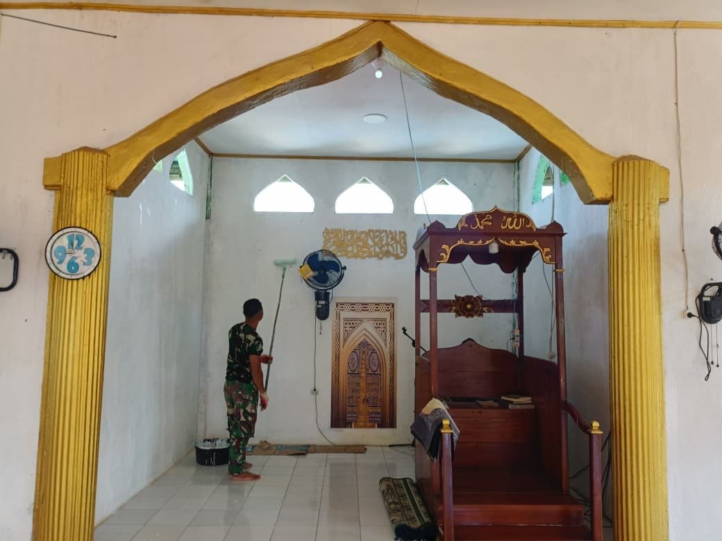 Lanjutan Pekerjaan Pengecatan Masjid di Desa Polewali oleh TMMD Ke-129