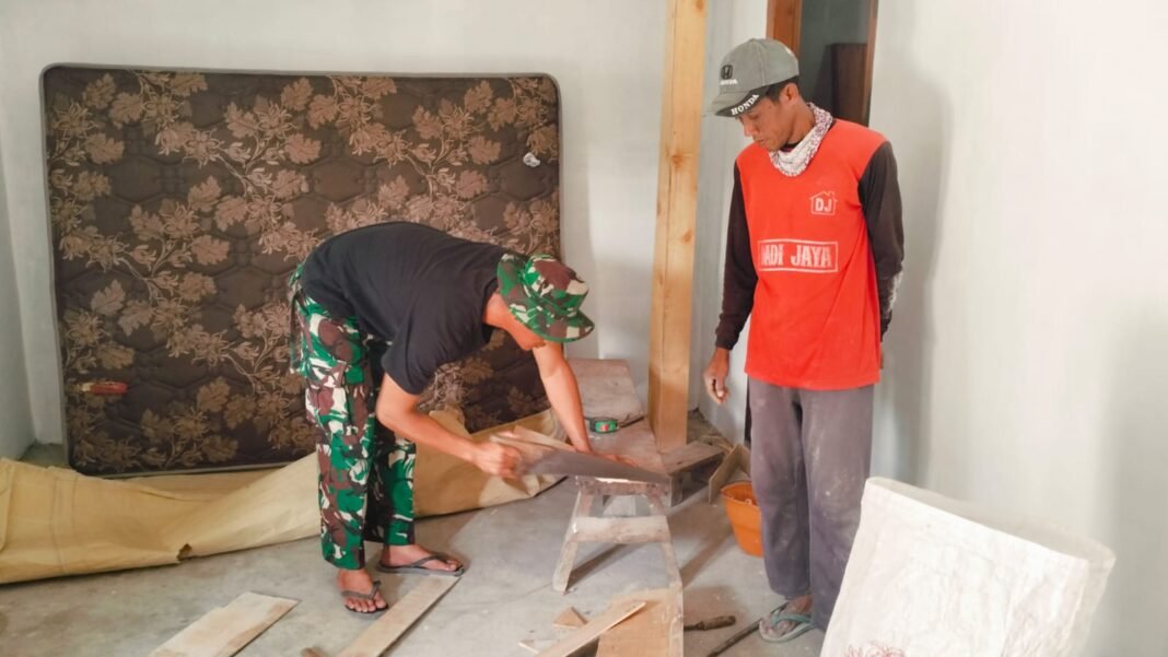 Dedikasi Prajurit Satgas TMMD ke-129 Kodim 0812 Lamongan dalam Mewujudkan Rumah Sehat
