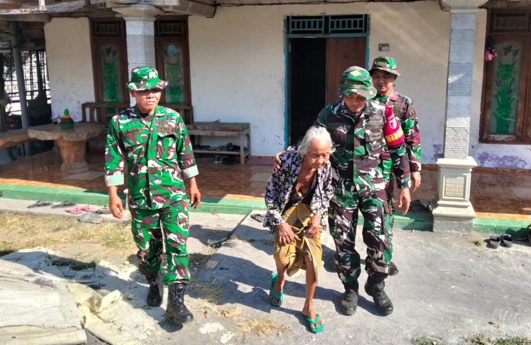 TNI Hadir untuk Rakyat: Proses Renovasi Rumah Mbah Kasidah di Desa Kesongo