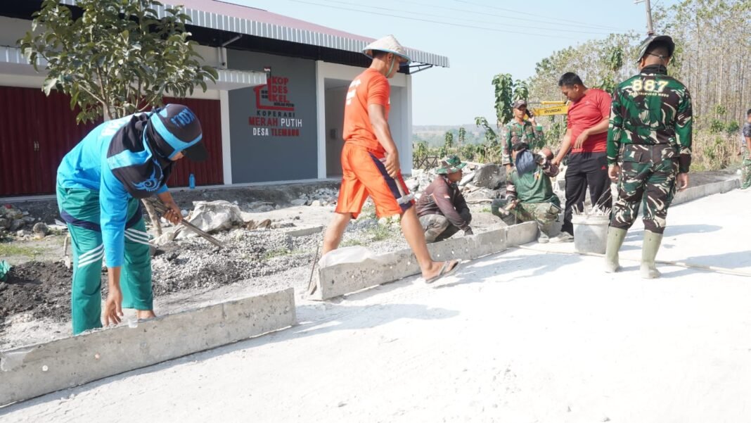 Pembangunan Jalan Rabat Beton di Desa Tlemang, Sinergi Warga dan Satgas TMMD 129