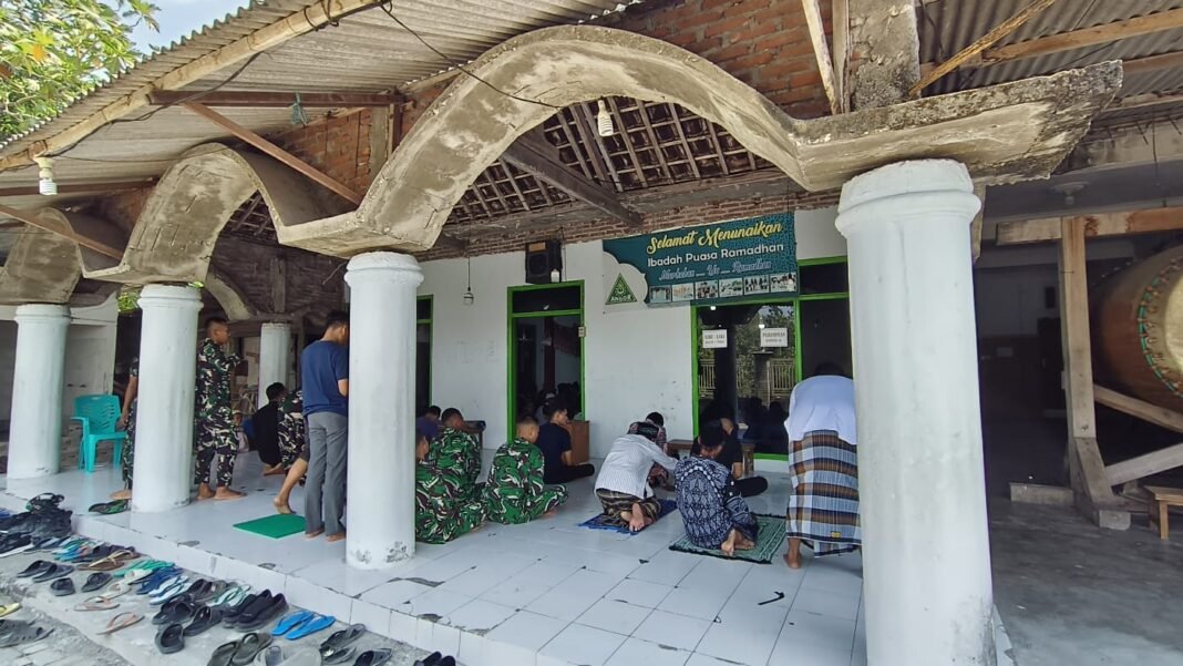 Kebersamaan dalam Ibadah: Satgas TMMD dan Warga Desa Tlemang