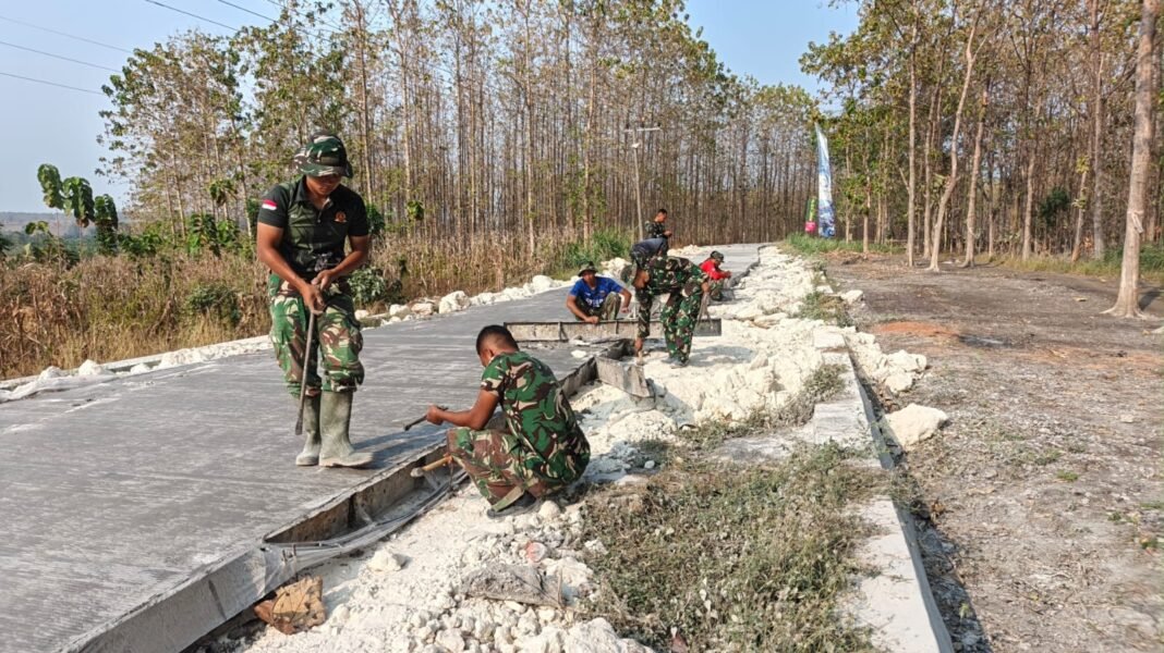 Kegiatan Pembongkaran Bekisting Jalan Rabat Beton di Desa Tlemang