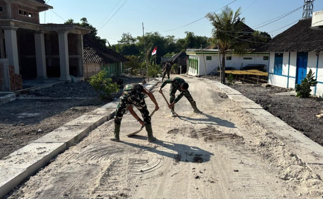 Pentingnya Drainase: Kerjasama TNI dan Masyarakat Desa Kesongo