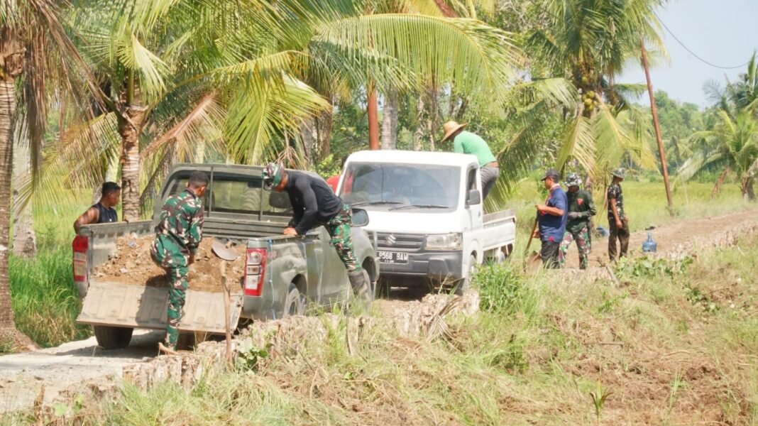 Kolaborasi TNI dan Masyarakat dalam Membangun Jalan di Desa Bandar Raya