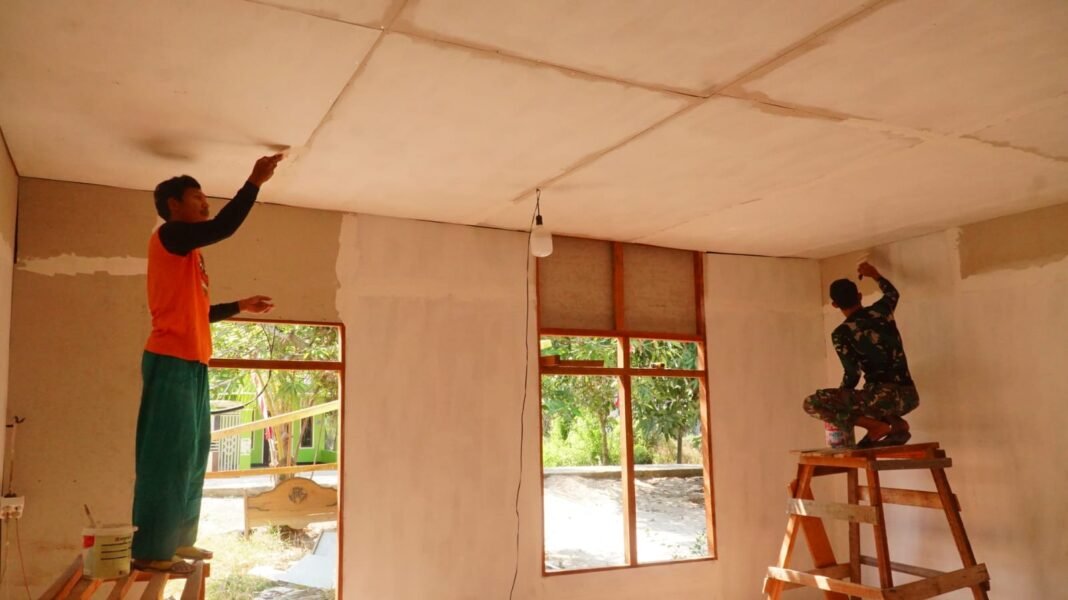 Gotong Royong Satgas TMMD dan Warga, Plafon Rumah Semakin Nyaman