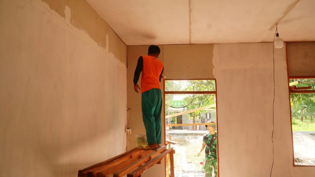 Dengan Dedikasi Tinggi, Satgas TMMD Wujudkan Rumah Layak Huni