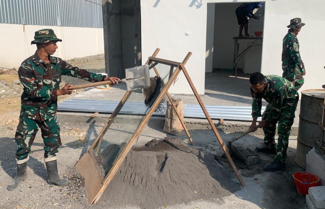 Sinergi Masyarakat dan TNI dalam Pembangunan MCK di Kesongo oleh Satgas TMMD 129